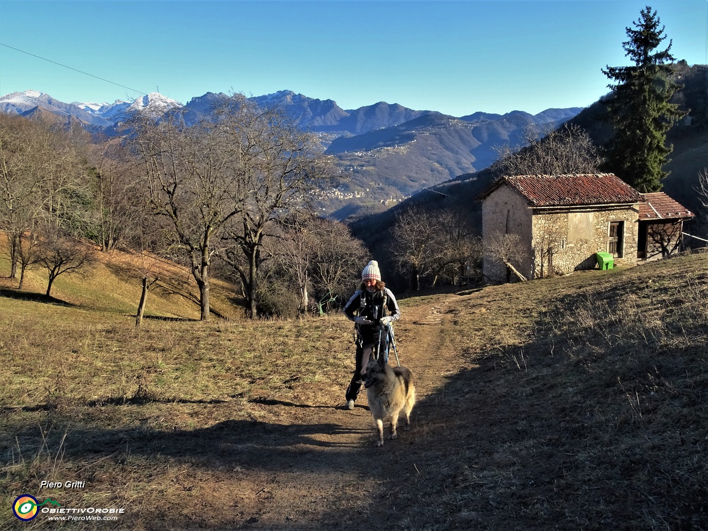 15 Agriturismo Preti Parini, salendo dalla stalla.JPG